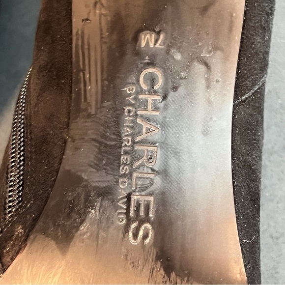 Charles by Charles David sz 7 black suede pointy toe heeled ankle booties - Picture 10 of 11